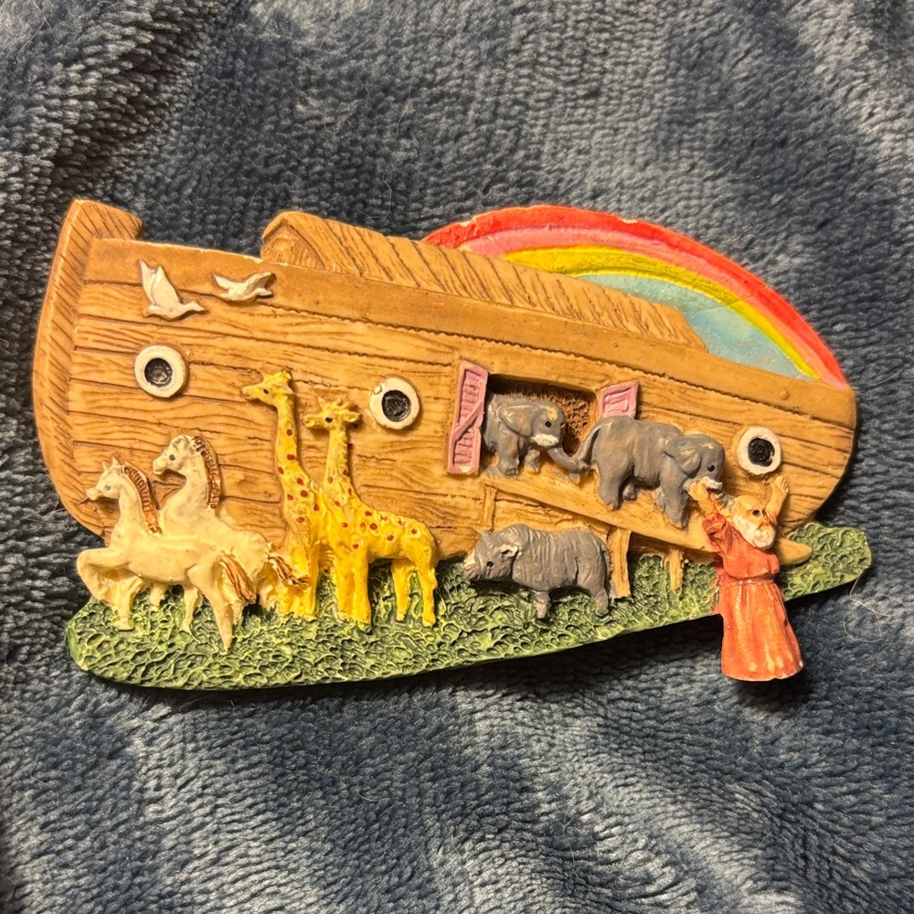 Vintage Hand Crafted Noah’s Ark Wooden  Pre-Owned Pin Brooch FREE SHIPPING